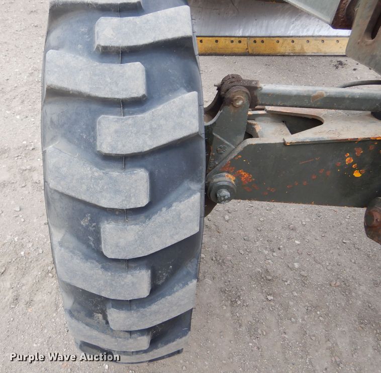 image for item MX9919 1984 John Deere 670A  motor grader