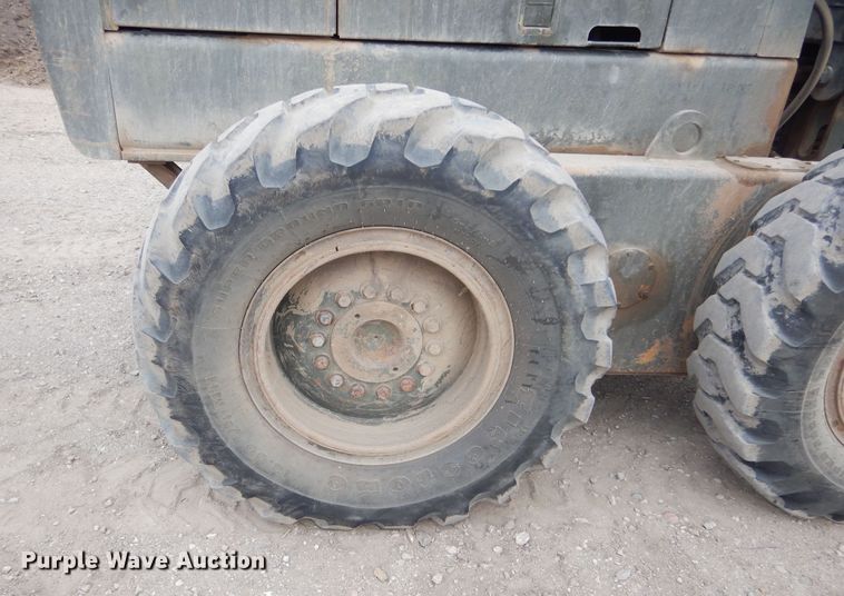 image for item MX9919 1984 John Deere 670A  motor grader