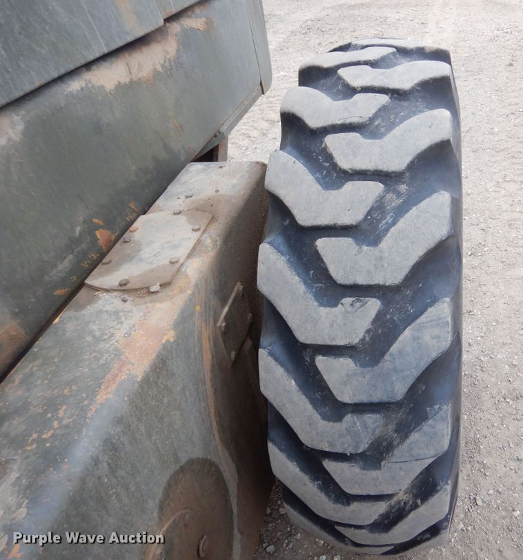 image for item MX9919 1984 John Deere 670A  motor grader