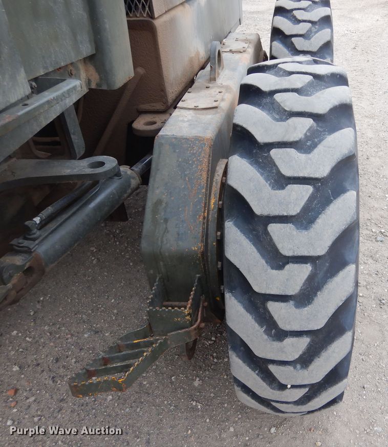 image for item MX9919 1984 John Deere 670A  motor grader