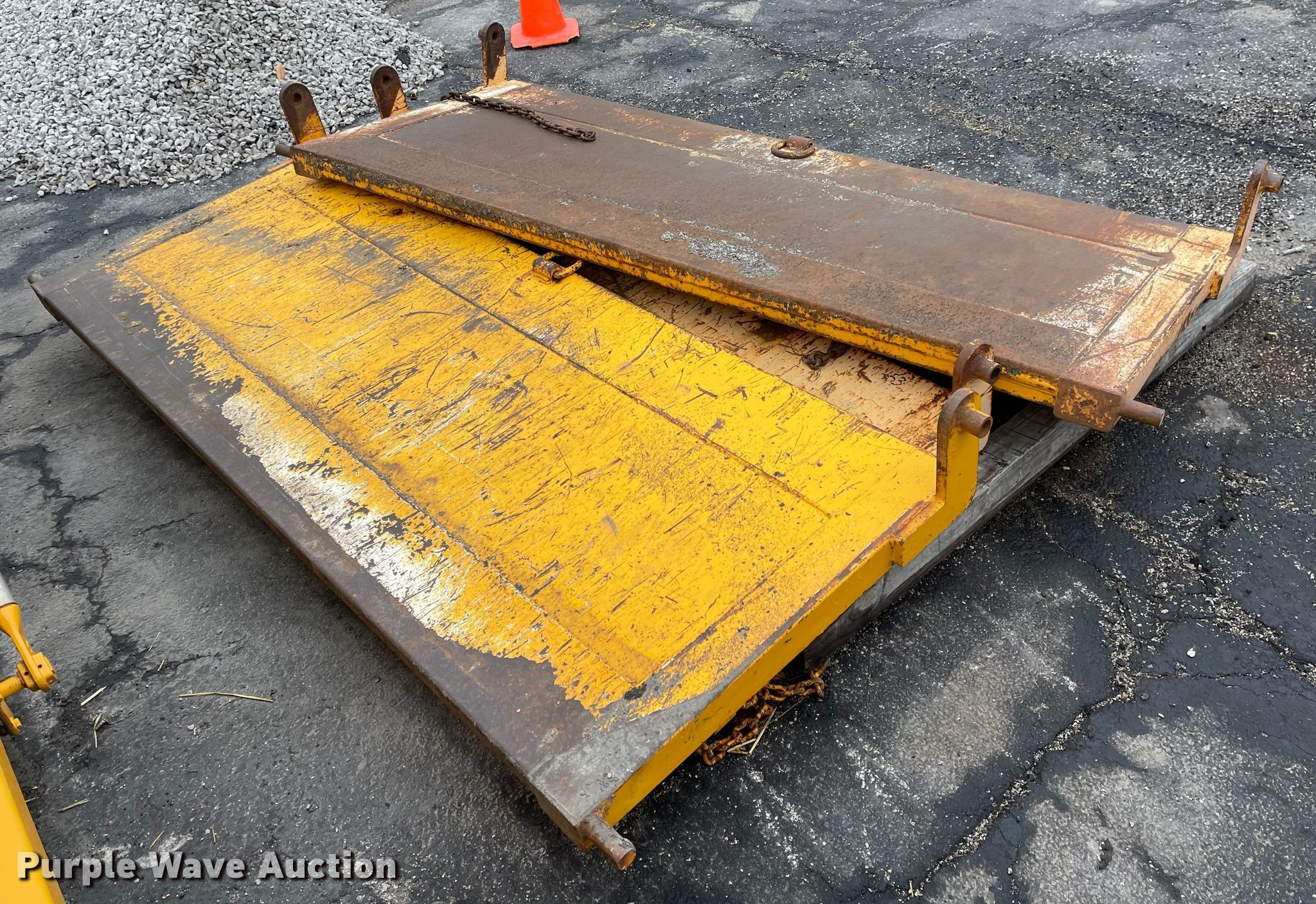 (3) dump bed tailgates in Lees Summit, MO Item KT9663 sold Purple Wave