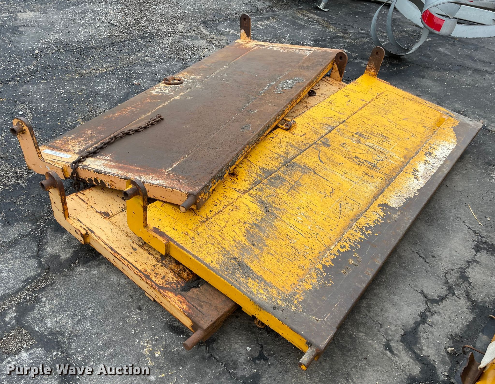 (3) dump bed tailgates in Lees Summit, MO Item KT9663 sold Purple Wave