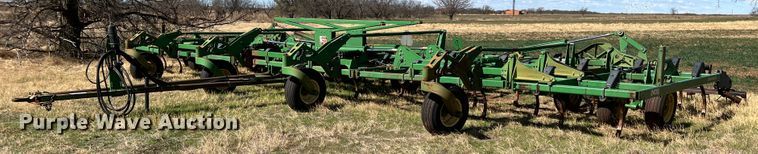 image for item DJ5067 2001 John Deere 2400  chisel