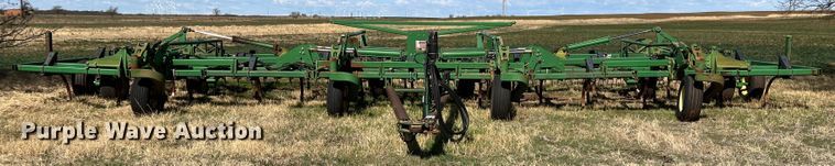 image for item DJ5067 2001 John Deere 2400  chisel