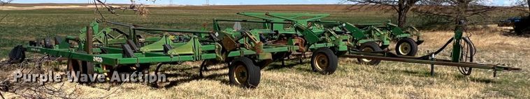 image for item DJ5067 2001 John Deere 2400  chisel