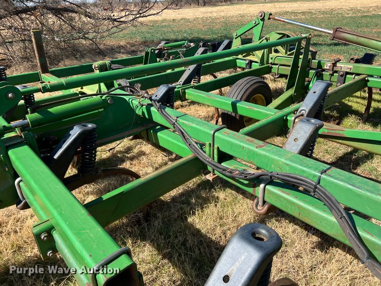 image for item DJ5067 2001 John Deere 2400  chisel