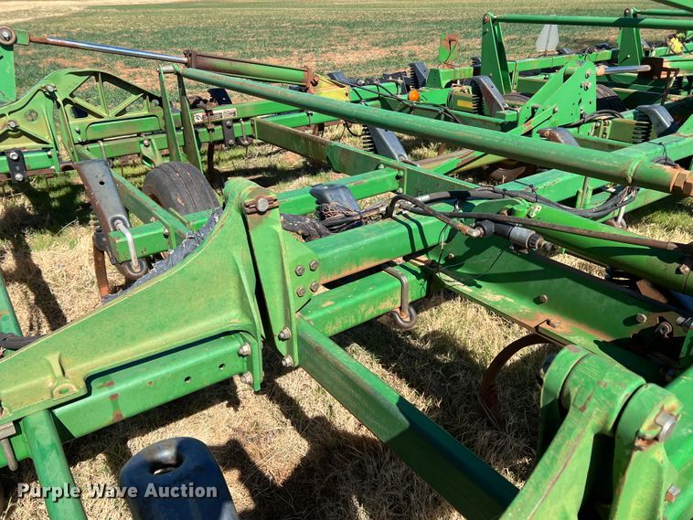 image for item DJ5067 2001 John Deere 2400  chisel