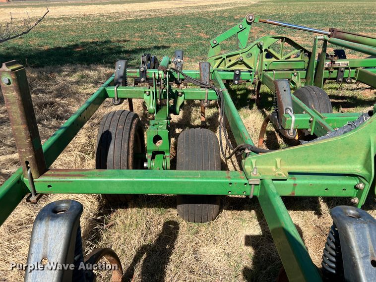 image for item DJ5067 2001 John Deere 2400  chisel