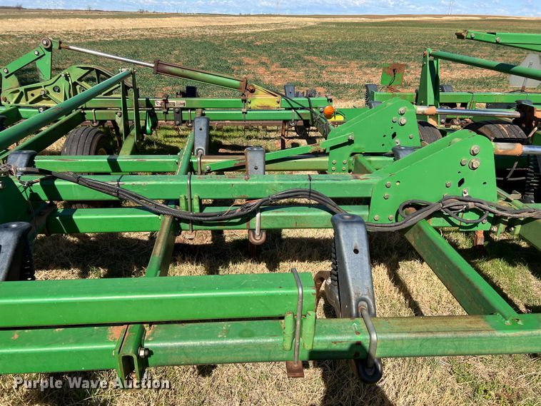 image for item DJ5067 2001 John Deere 2400  chisel