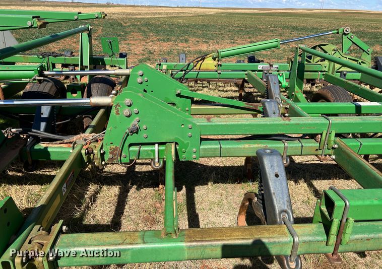 image for item DJ5067 2001 John Deere 2400  chisel