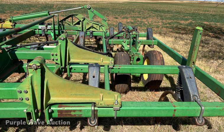 image for item DJ5067 2001 John Deere 2400  chisel