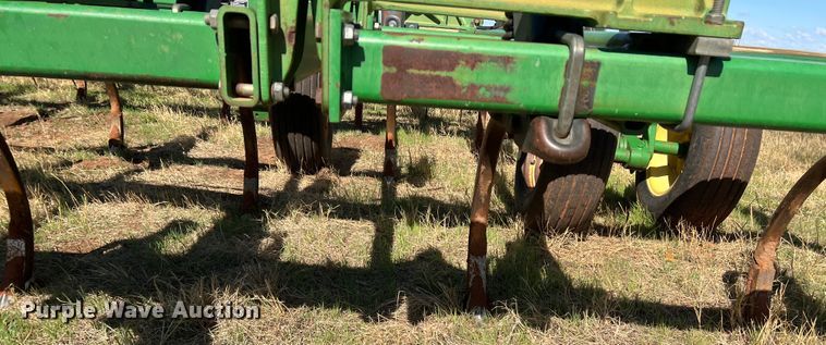 image for item DJ5067 2001 John Deere 2400  chisel