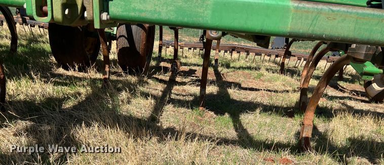 image for item DJ5067 2001 John Deere 2400  chisel