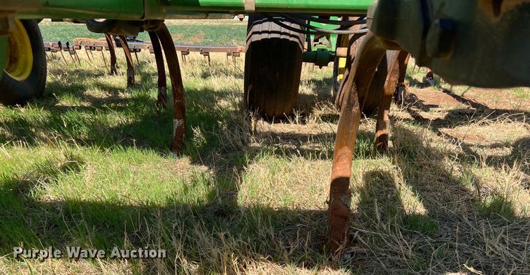 image for item DJ5067 2001 John Deere 2400  chisel