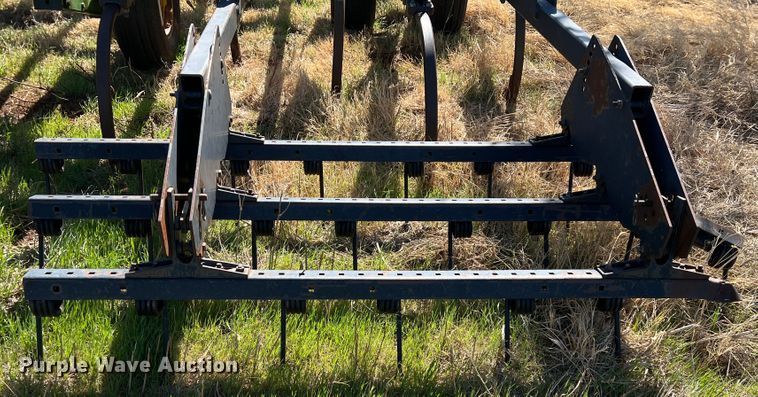 image for item DJ5067 2001 John Deere 2400  chisel