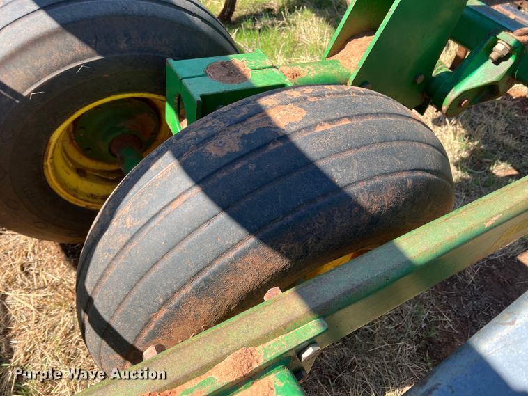 image for item DJ5067 2001 John Deere 2400  chisel