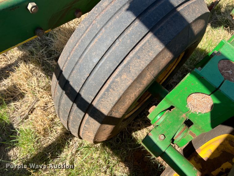 image for item DJ5067 2001 John Deere 2400  chisel