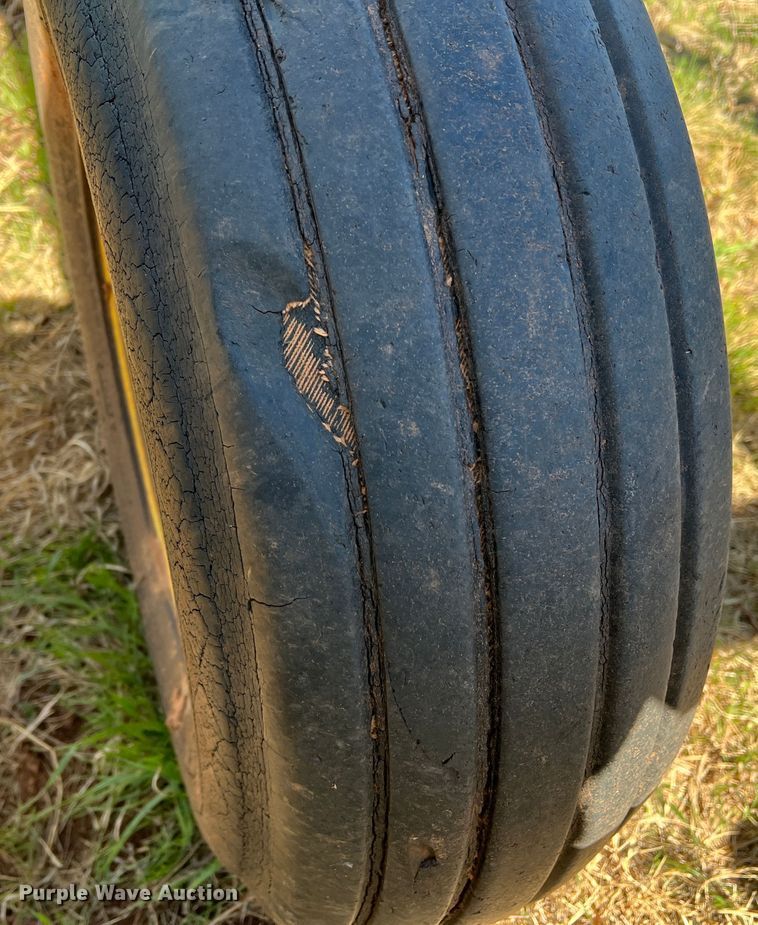 image for item DJ5067 2001 John Deere 2400  chisel