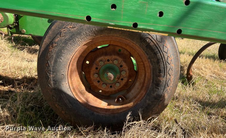 image for item DJ5067 2001 John Deere 2400  chisel