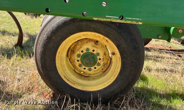 image for item DJ5067 2001 John Deere 2400  chisel