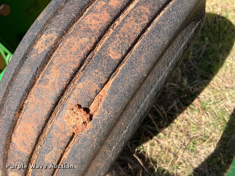 image for item DJ5067 2001 John Deere 2400  chisel