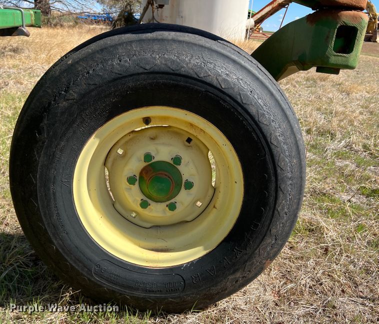 image for item DJ5067 2001 John Deere 2400  chisel