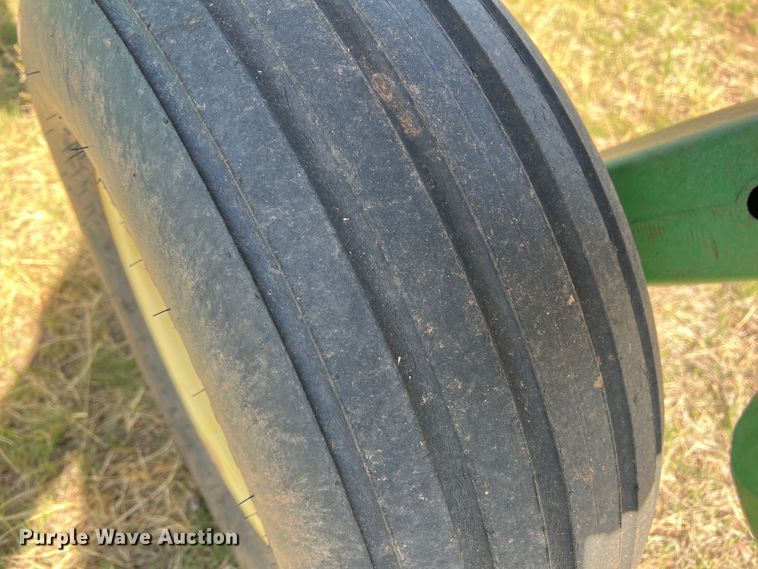 image for item DJ5067 2001 John Deere 2400  chisel