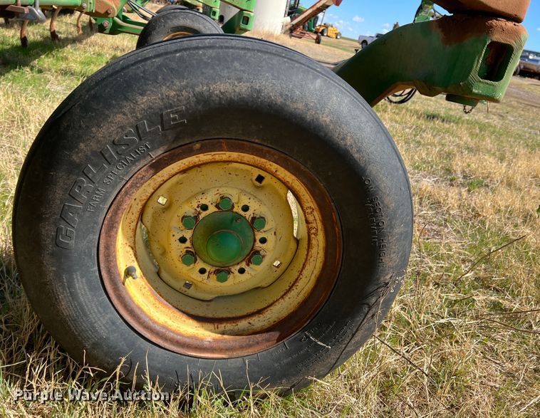 image for item DJ5067 2001 John Deere 2400  chisel