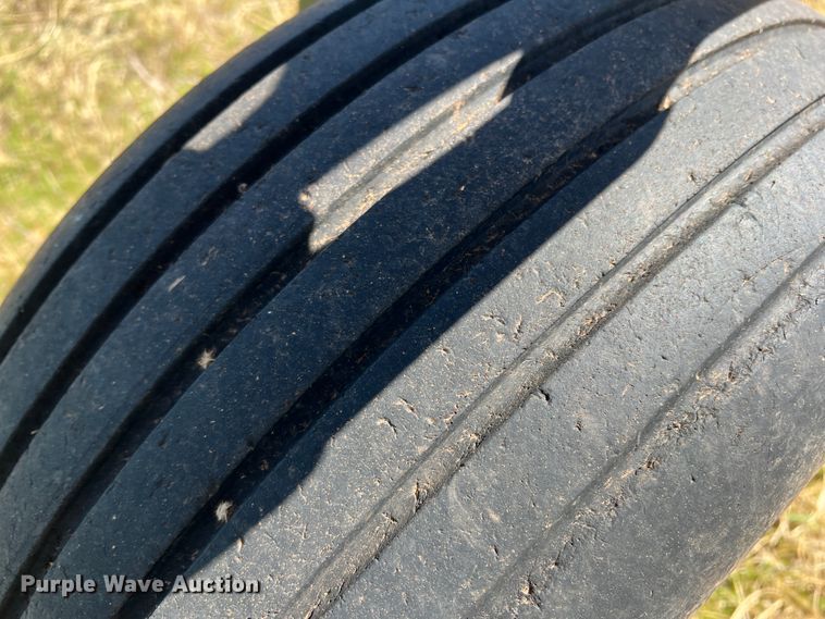 image for item DJ5067 2001 John Deere 2400  chisel