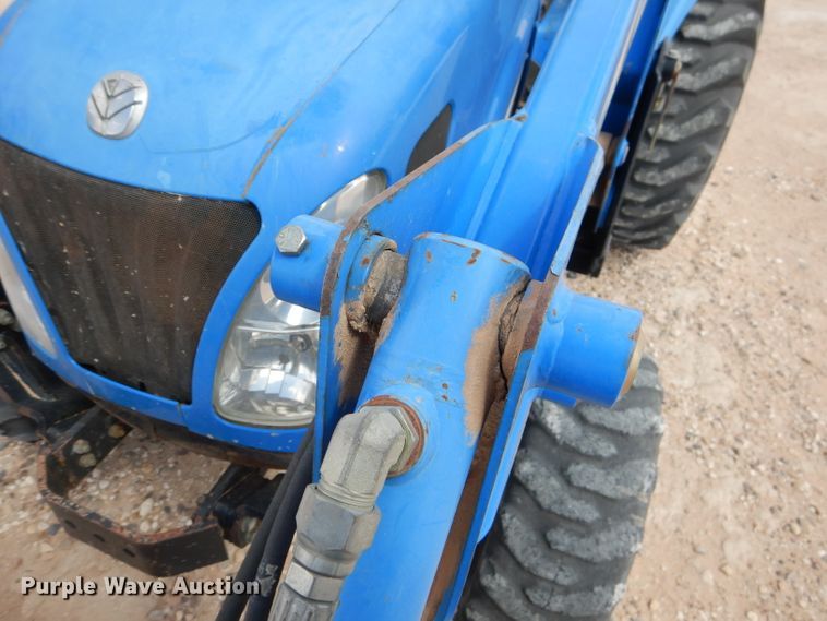 image for item DJ8940 New Holland TC33D  MFWD tractor