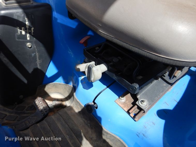 image for item DJ8940 New Holland TC33D  MFWD tractor