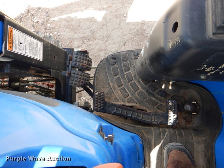 image for item DJ8940 New Holland TC33D  MFWD tractor