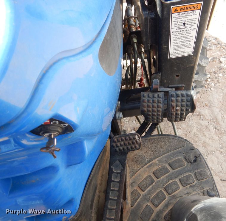 image for item DJ8940 New Holland TC33D  MFWD tractor