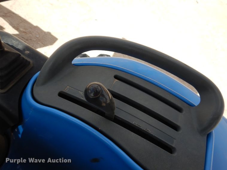 image for item DJ8940 New Holland TC33D  MFWD tractor