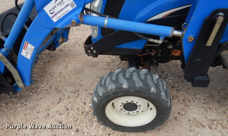 image for item DJ8940 New Holland TC33D  MFWD tractor