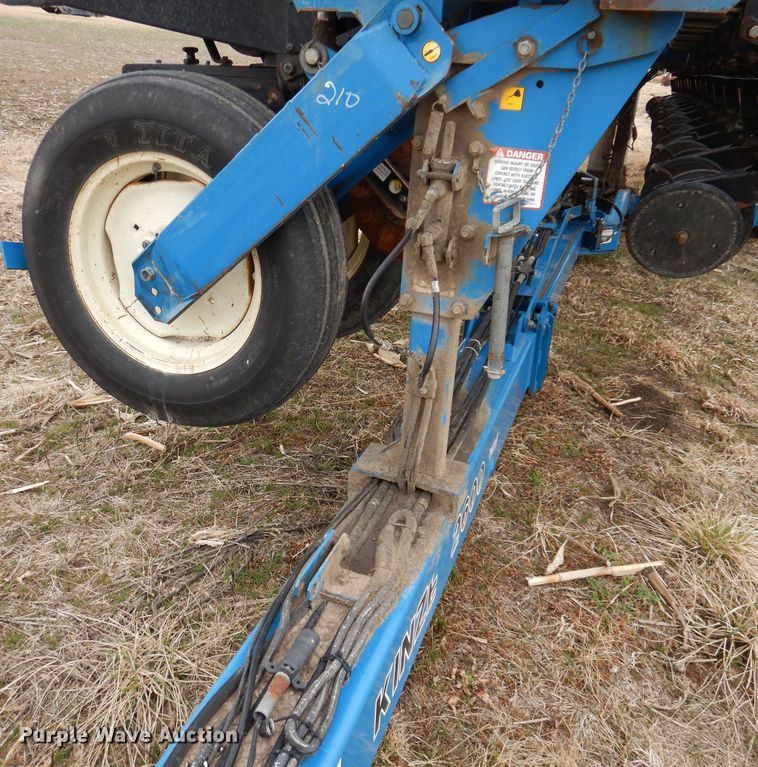 image for item DL5961 Kinze 2600  split row no-till planter
