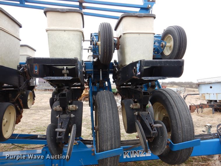 image for item DL5961 Kinze 2600  split row no-till planter