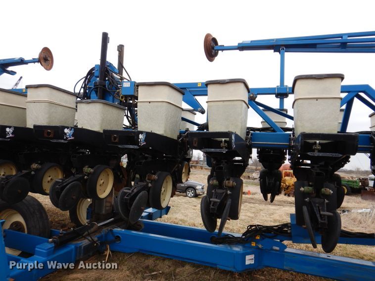 image for item DL5961 Kinze 2600  split row no-till planter
