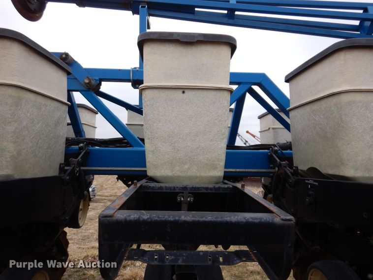 image for item DL5961 Kinze 2600  split row no-till planter