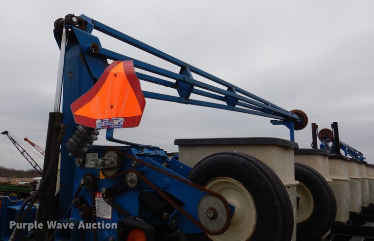 image for item DL5961 Kinze 2600  split row no-till planter