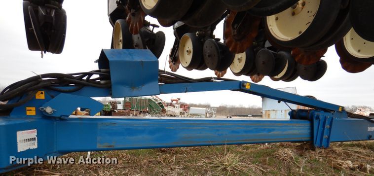 image for item DL5961 Kinze 2600  split row no-till planter