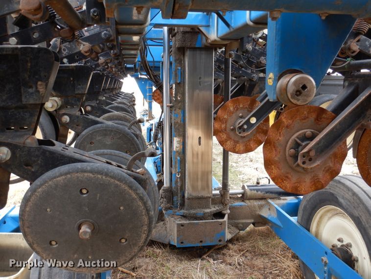 image for item DL5961 Kinze 2600  split row no-till planter
