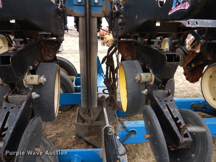 image for item DL5961 Kinze 2600  split row no-till planter