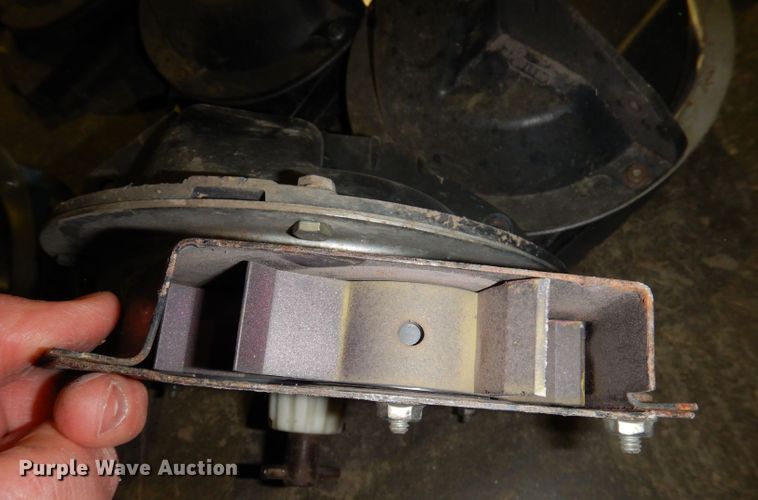 image for item DL5961 Kinze 2600  split row no-till planter