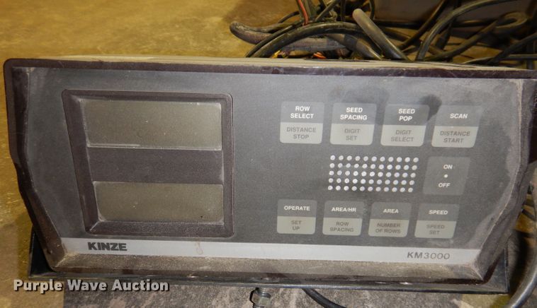 image for item DL5961 Kinze 2600  split row no-till planter