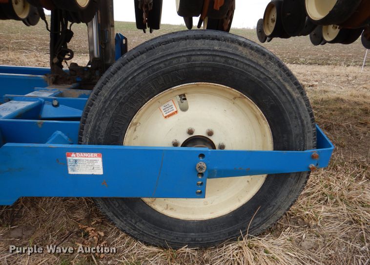 image for item DL5961 Kinze 2600  split row no-till planter