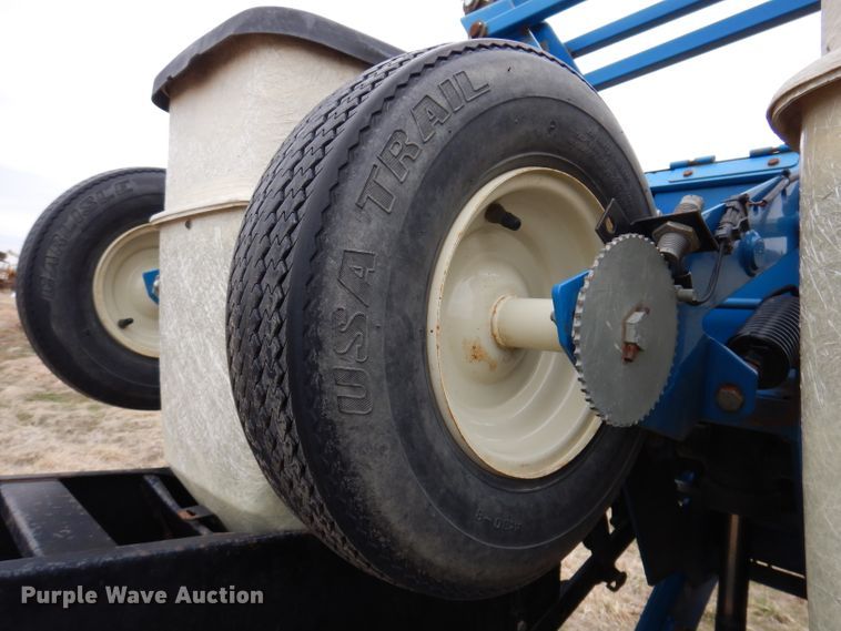 image for item DL5961 Kinze 2600  split row no-till planter