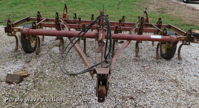 image for item DN7933 White 285  field cultivator