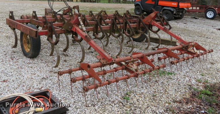 image for item DN7933 White 285  field cultivator