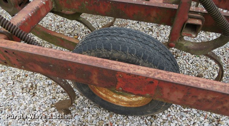 image for item DN7933 White 285  field cultivator